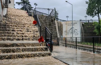 Meteorolojiden sarı ve turuncu uyarı: Şiddetli yağış bekleniyor, rüzgar yer yer fırtınaya dönüşüyor