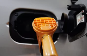 Benzin, sigara ve alkole otomatik zam geliyor: Hepsinin fiyatı yarın değişecek.