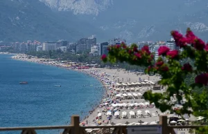 Antalya’da nem yüzde 77’ye ulaştı, sahiller doldu