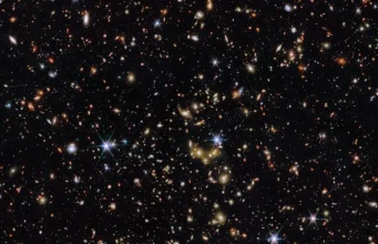 3 milyar ışık yılı uzakta “Fosil Galaksi” keşfi: 7 milyar yıldır değişmeyen kozmik tanık