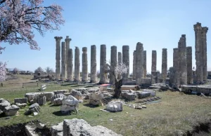 Uzuncaburç Antik Kenti’nde 1600 Yıllık Terazi takımı ve ağırlıklar gün yüzüne çıkarıldı