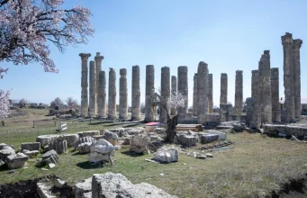 Uzuncaburç Antik Kenti’nde 1600 Yıllık Terazi takımı ve ağırlıklar gün yüzüne çıkarıldı