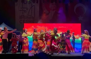 SOKAĞIN KADINLARI ÇEŞME’ DE SAKIZ AŞKINA SAHNE ALDI