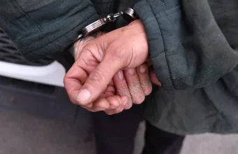 Çocuğa yönelik cinsel istismar suçu bulunan firari, polisi görünce ölü taklidi yaptı