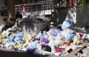 İzmir sokakları çöplerle doldu: Mahalleli belediyeden acil çözüm bekliyor