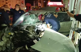 Adana’da otomobil mobilya mağazasına girdi: 1 yaralı