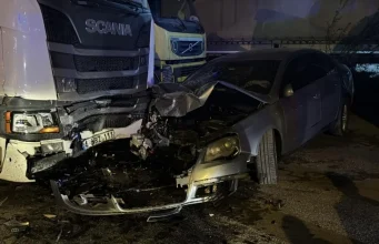 Bolu’da otomobil park halindeki araçlara çarptı: 4 ağır yaralı