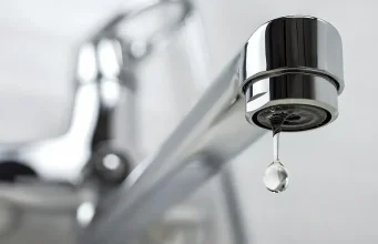 İzmir’de su kesintisi krizi: Vatandaşlar kaynak suyuna akın etti