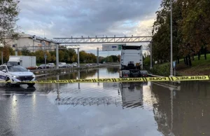 İstanbul’da sağanak hayatı felç etti: Yollar göle döndü