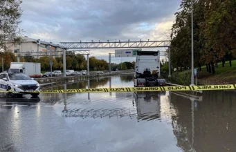 İstanbul’da sağanak hayatı felç etti: Yollar göle döndü