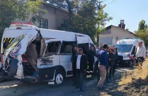 Muş’ta yolcu treni okul servisine çarptı: 17 öğrenci yaralandı