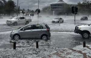 Avustralya’da çifte doğa felaketi: Fina Kasırgası bölgeyi vurdu