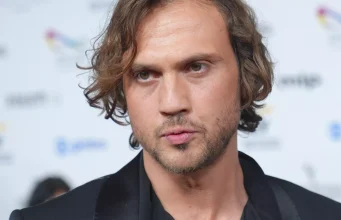 Deha dizisi ödül aldı, Aras Bulut İynemli: Her zaman söylerim, çok büyük bir ekip işi