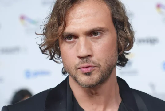 Deha dizisi ödül aldı, Aras Bulut İynemli: Her zaman söylerim, çok büyük bir ekip işi